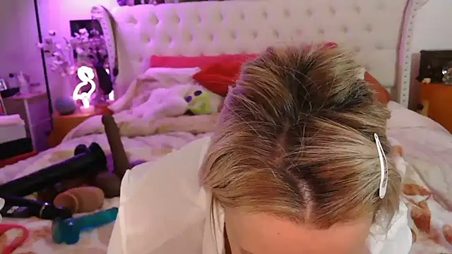 Snapshot of VegasDani chatting on September 20, 7:24 am VegasDani online show from September 20, 7:24 am