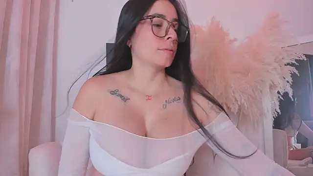 msschloee  online show from June 17, 6:51 pm