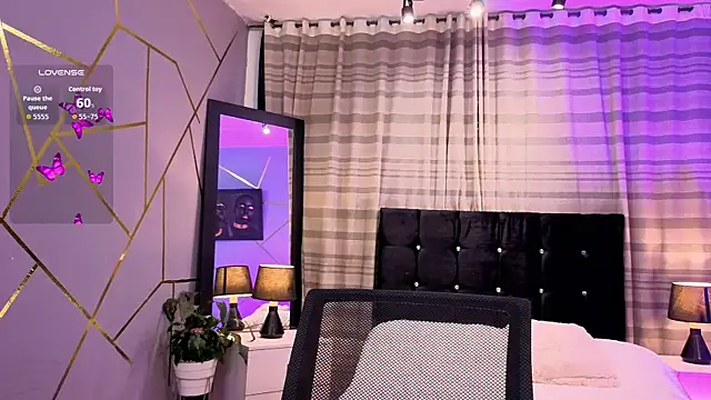 Megan Do Santos online show from November 18, 8:01 pm