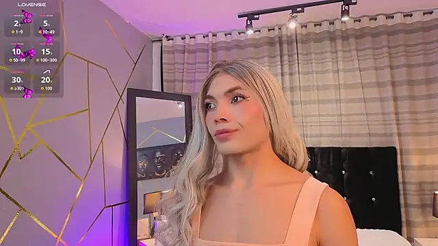 Megan Do Santos online show from December 17, 8:36 pm