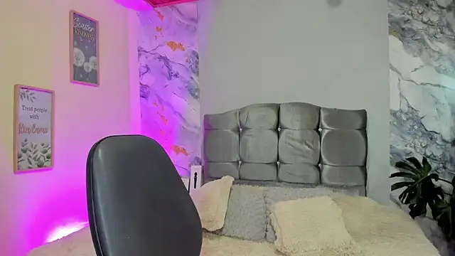 Megan Do Santos online show from February 4, 7:42 pm