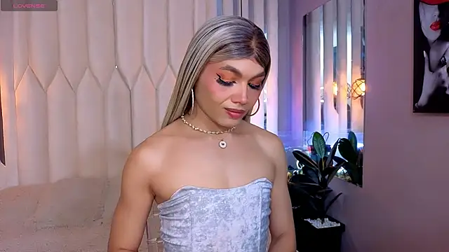 Megan Do Santos online show from April 15, 1:59 pm