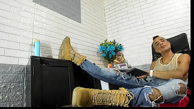 Snapshot of GeorgeZarrate chatting on June 29, 7:35 pm GeorgeZarrate online show from June 29, 7:35 pm