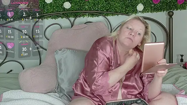 siennaxluxx online show from April 13, 5:06 pm