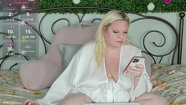 Snapshot of siennaxluxx chatting on May 8, 2:37 am siennaxluxx online show from May 8, 2:37 am