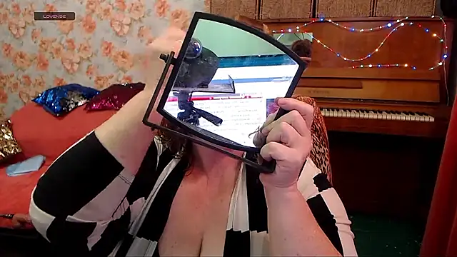 RoseRed69 online show from November 2, 5:01 am