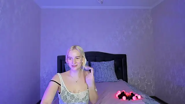Snapshot of Amanda054 chatting on March 4, 12:39 am Amanda054 online show from March 4, 12:39 am
