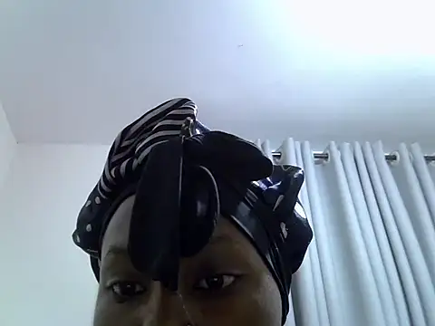 Snapshot of Queen_loveer chatting on March 24, 3:28 am Queen loveer online show from March 24, 3:28 am