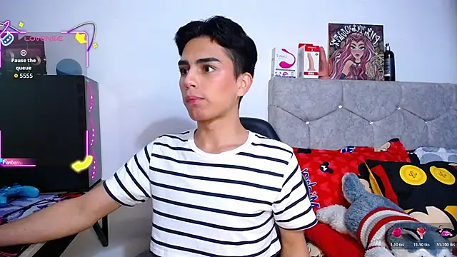 OwenBluee online show from December 2, 6:37 am