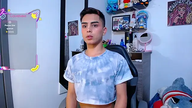 Snapshot of OwenBluee chatting on February 25, 6:57 am OwenBluee online show from February 25, 6:57 am