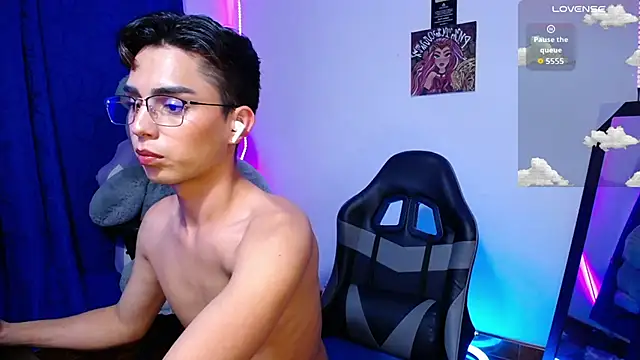Snapshot of OwenBluee chatting on June 14, 5:19 am OwenBluee online show from June 14, 5:19 am