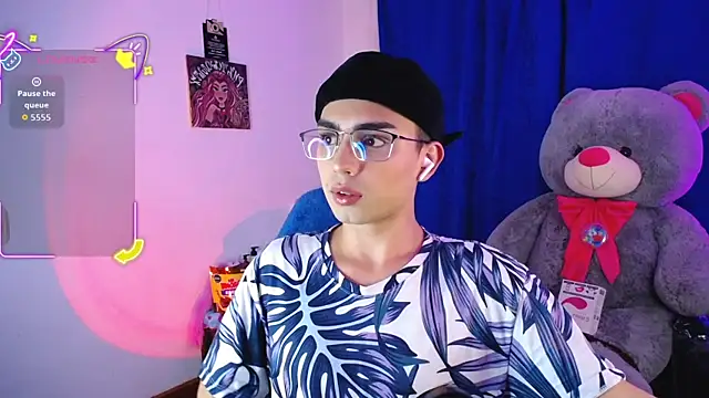 Snapshot of OwenBluee chatting on July 16, 9:06 am OwenBluee online show from July 16, 9:06 am