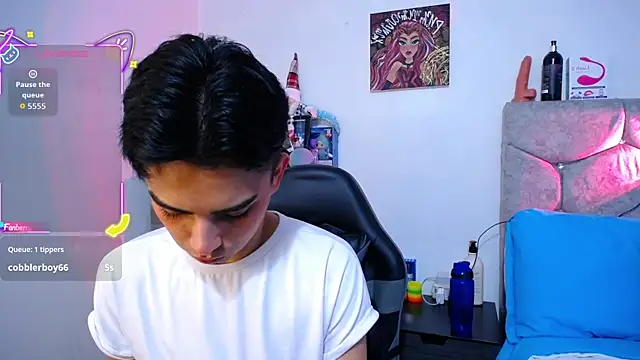 Snapshot of OwenBluee chatting on December 17, 11:26 am OwenBluee online show from December 17, 11:26 am