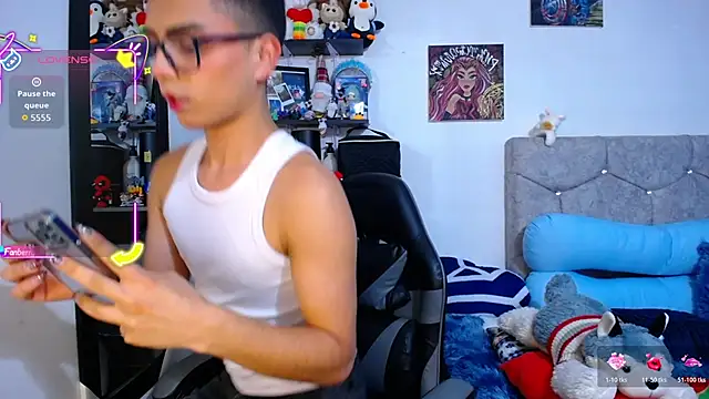 Snapshot of OwenBluee chatting on February 27, 6:35 am OwenBluee online show from February 27, 6:35 am