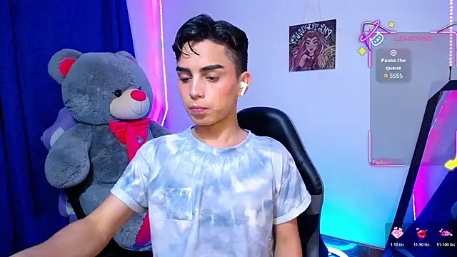 OwenBluee online show from June 2, 9:42 am