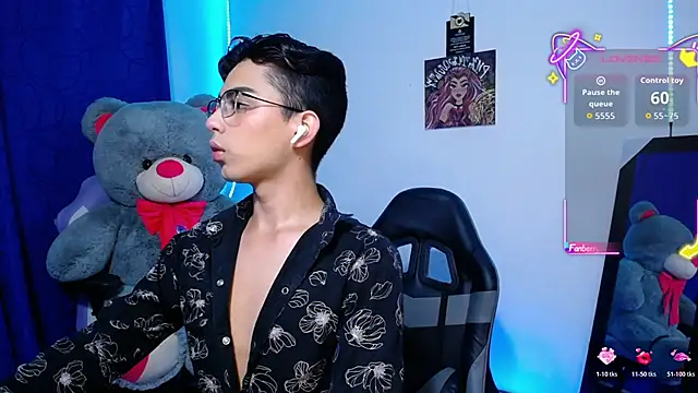 Snapshot of OwenBluee chatting on June 16, 12:43 am OwenBluee online show from June 16, 12:43 am
