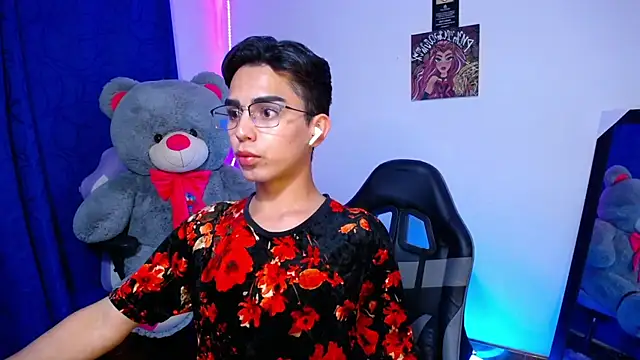 Snapshot of OwenBluee chatting on June 15, 6:13 am OwenBluee online show from June 15, 6:13 am