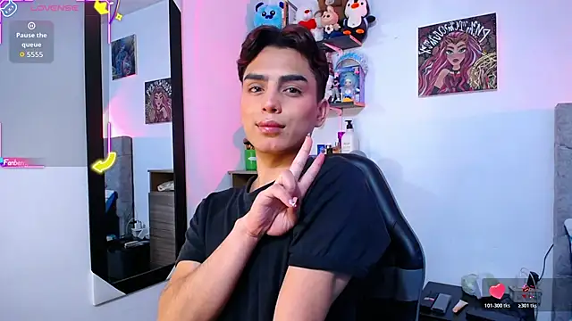 Snapshot of OwenBluee chatting on February 6, 7:04 am OwenBluee online show from February 6, 7:04 am