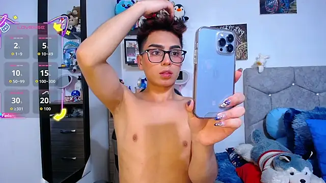 Snapshot of OwenBluee chatting on February 20, 6:37 am OwenBluee online show from February 20, 6:37 am