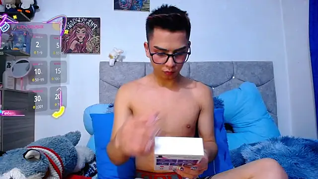 Snapshot of OwenBluee chatting on February 23, 7:09 am OwenBluee online show from February 23, 7:09 am