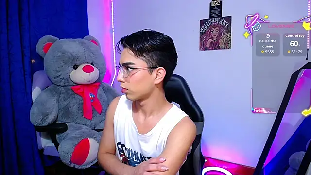 Snapshot of OwenBluee chatting on June 20, 6:40 am OwenBluee online show from June 20, 6:40 am