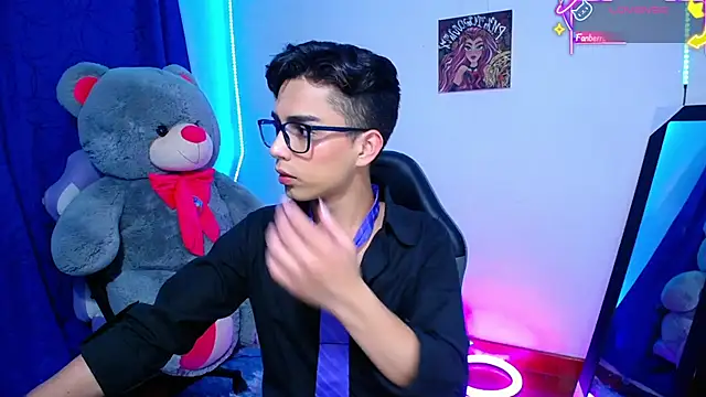 Snapshot of OwenBluee chatting on June 4, 12:21 pm OwenBluee online show from June 4, 12:21 pm