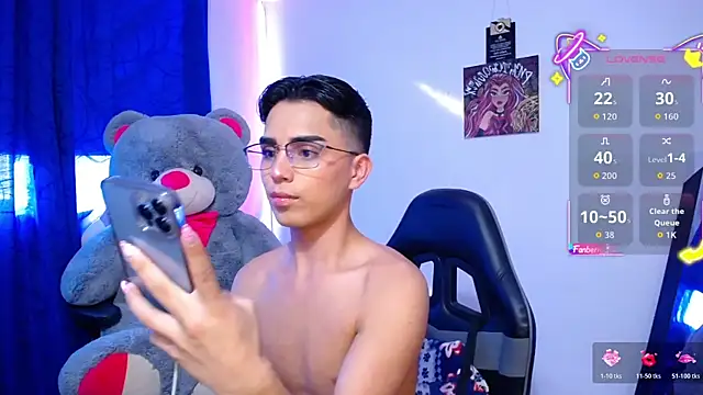 Snapshot of OwenBluee chatting on June 26, 9:20 pm OwenBluee online show from June 26, 9:20 pm