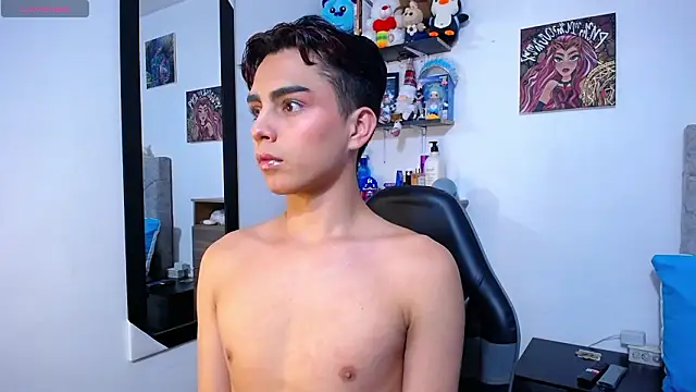 Snapshot of OwenBluee chatting on February 8, 5:32 pm OwenBluee online show from February 8, 5:32 pm