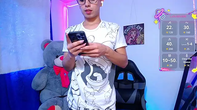 Snapshot of OwenBluee chatting on June 9, 7:48 pm OwenBluee online show from June 9, 7:48 pm