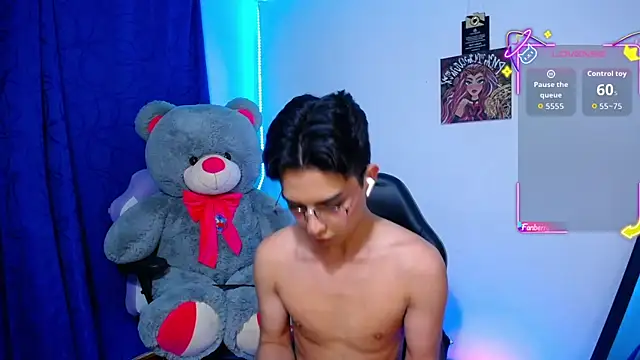 Snapshot of OwenBluee chatting on June 18, 6:34 am OwenBluee online show from June 18, 6:34 am