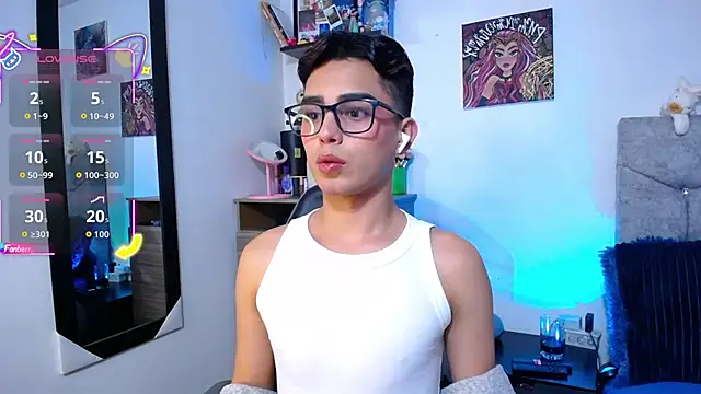 OwenBluee online show from April 8, 7:10 am