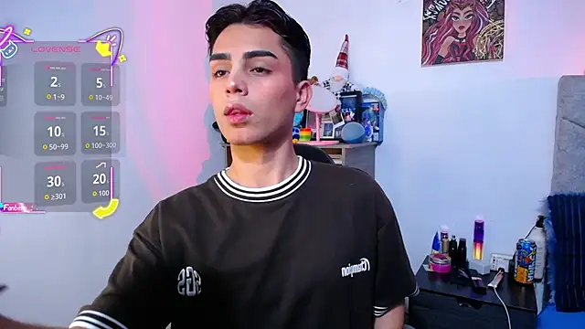 Snapshot of OwenBluee chatting on January 14, 2:31 pm OwenBluee online show from January 14, 2:31 pm