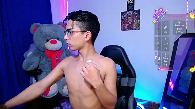 Snapshot of OwenBluee chatting on June 14, 1:24 am OwenBluee online show from June 14, 1:24 am