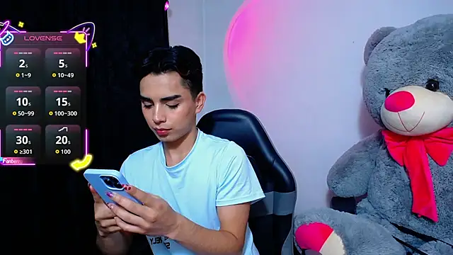 OwenBluee online show from April 19, 2:12 am