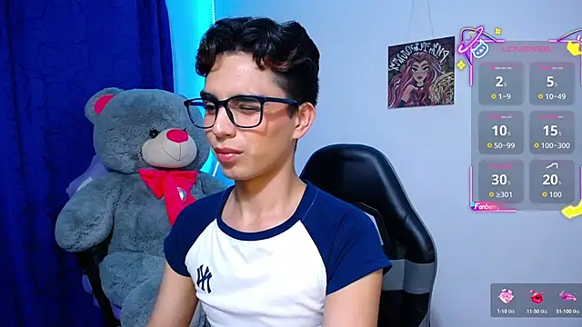 OwenBluee online show from May 14, 9:06 am
