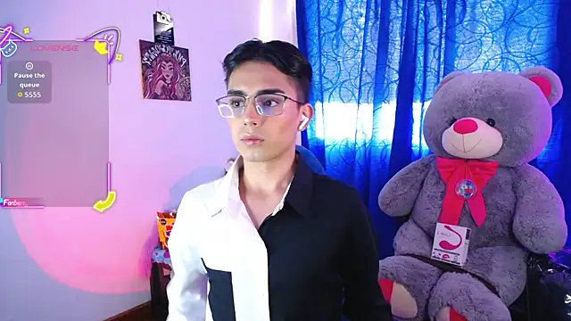 Snapshot of OwenBluee chatting on July 13, 4:28 pm OwenBluee online show from July 13, 4:28 pm