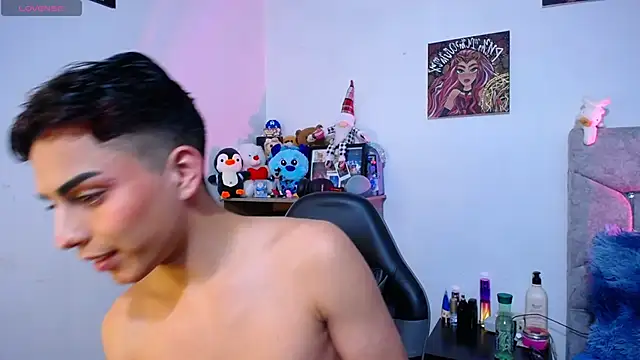 Snapshot of OwenBluee chatting on January 6, 5:11 am OwenBluee online show from January 6, 5:11 am