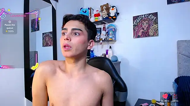 Snapshot of OwenBluee chatting on February 11, 4:12 am OwenBluee online show from February 11, 4:12 am