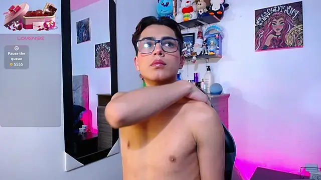 Snapshot of OwenBluee chatting on February 13, 6:13 am OwenBluee online show from February 13, 6:13 am