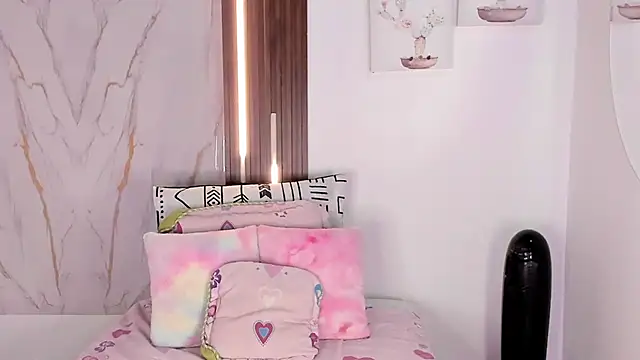 mia six66 online show from March 11, 12:10 pm