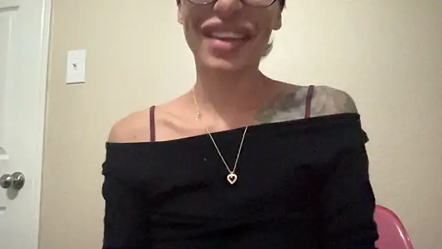 myloveforyouu online show from April 18, 11:27 pm