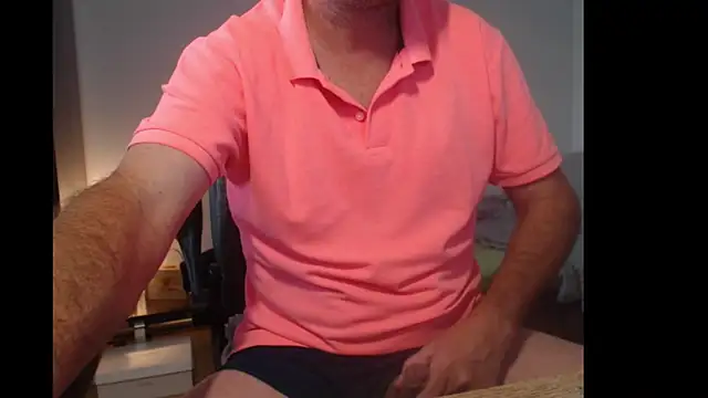 Snapshot of tuttiluss44 chatting on October 25, 6:34 am tuttiluss44 online show from October 25, 6:34 am