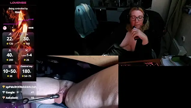 Snapshot of lili-hot-77 chatting on October 22, 5:18 am lili-hot-77 online show from October 22, 5:18 am