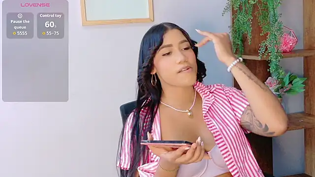 Snapshot of Salome_Diaz_ chatting on February 24, 5:19 am Salome Diaz online show from February 24, 5:19 am