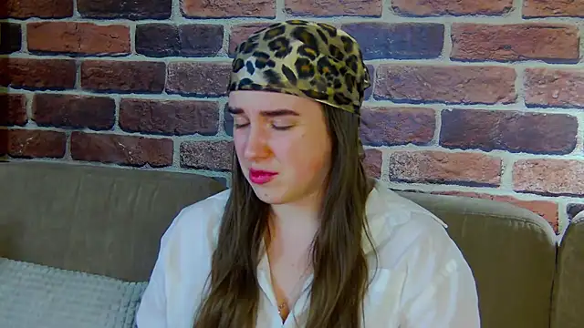 Sofia Hugs online show from March 7, 7:08 pm