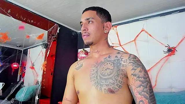 Snapshot of Damian09_ chatting on October 31, 9:32 pm Damian09 online show from October 31, 9:32 pm