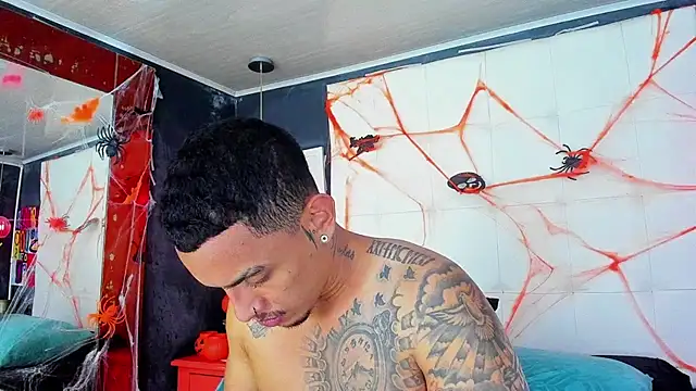 Snapshot of Damian09_ chatting on October 28, 4:35 am Damian09 online show from October 28, 4:35 am