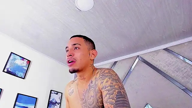 Snapshot of Damian09_ chatting on December 15, 9:09 pm Damian09 online show from December 15, 9:09 pm