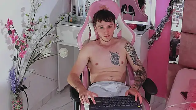 Dylanwhite23  online show from December 18, 3:11 am