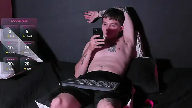 Dylanwhite23  online show from October 18, 8:22 pm